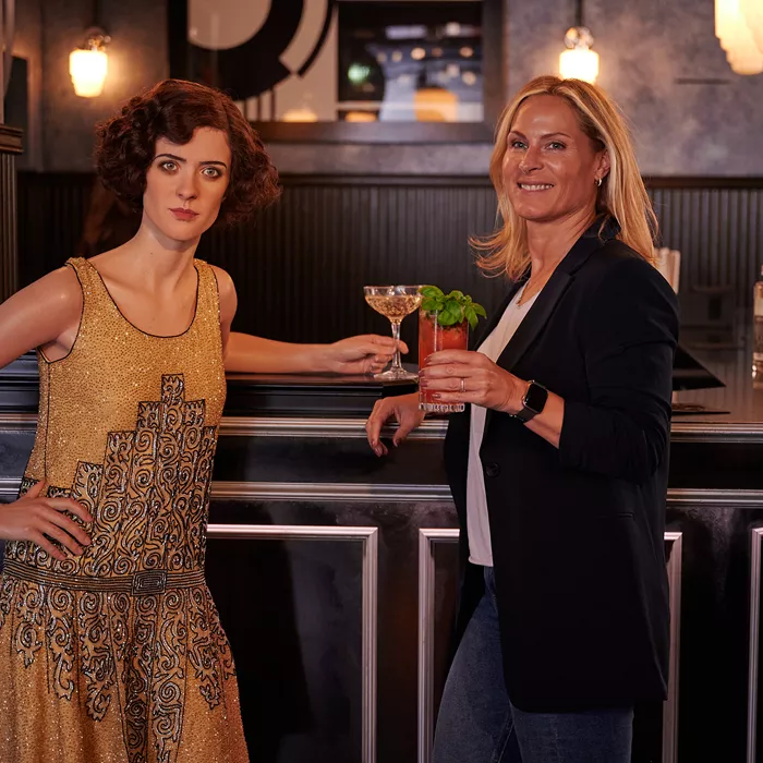 Liv Lisa Fries steht in ihrer Rolle als Charlotte Ritter aus "Babylon Berlin" an der Bar.