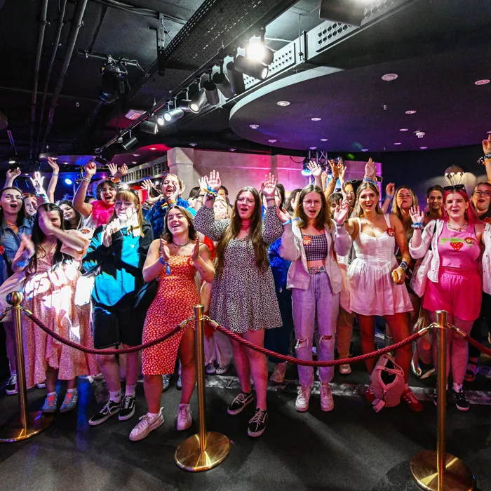 100 Fans waren bei der Enthüllung von Harry Styles im Madame Tussauds Berlin live dabei.