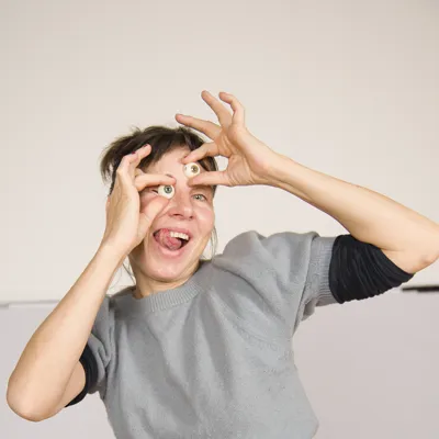 Meret Becker bei der Vermessung für ihre eigene Wachsfigur als Schauspielerin Esther Kasabian aus "Babylon Berlin".