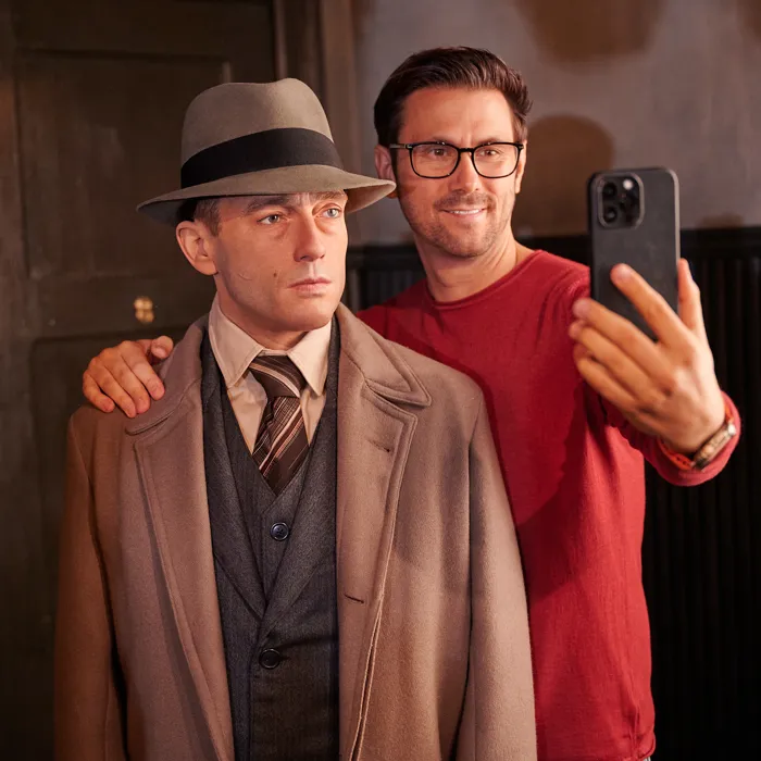 Begib dich auf die Spuren von Kommissar Gereon Rath in der neuen Babylon Berlin Bar im Madame Tussauds Berlin.