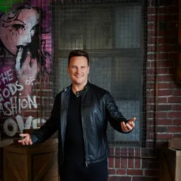 Guido Maria Kretschmer im Fashion-Bereich im Madame Tussauds Berlin.