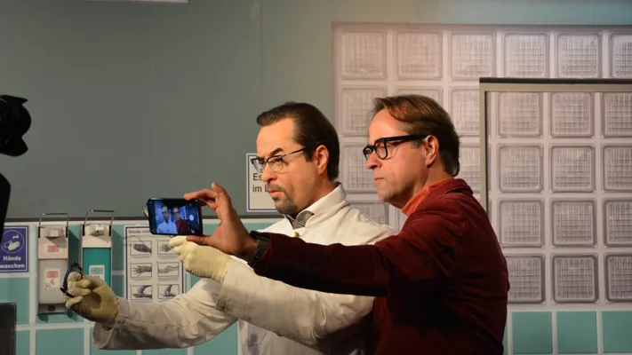 Jan Josef Liefers mit seiner Wachsfigur im Madame Tussauds Berlin