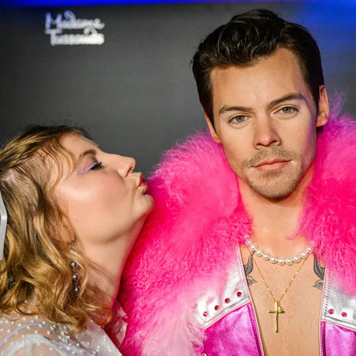 Number 1 Fan Frederike bei der Enthüllung von Harry Styles