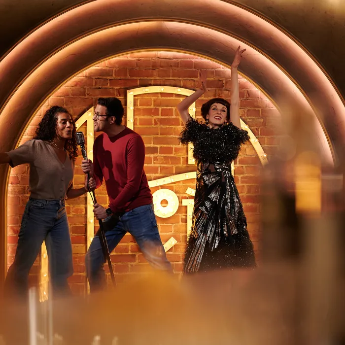 Singe und tanze auf der Stage mit Esther Kasabian