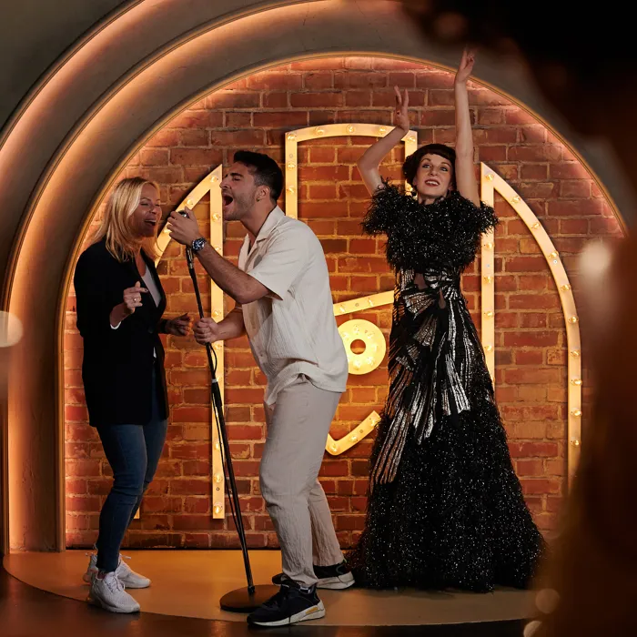 Performe auf der Bühne der Babylon Berlin Bar Seite an Seite mit Esther Kasabian.