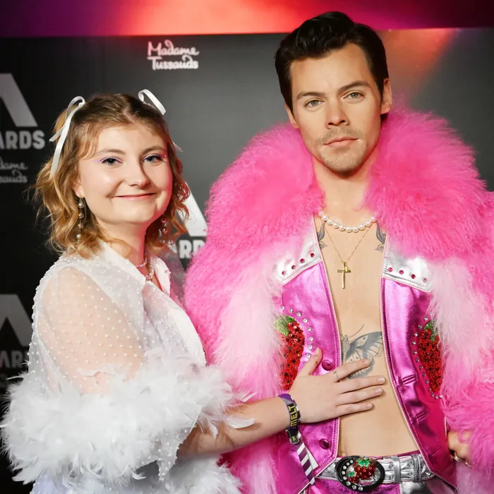 Number 1 Fan Frederike bei der Enthüllung von Harry Styles