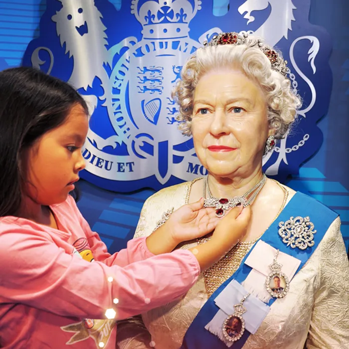 Girl admiring the jewels of Queen Elizabeth II at Madame Tussauds™ Vienna